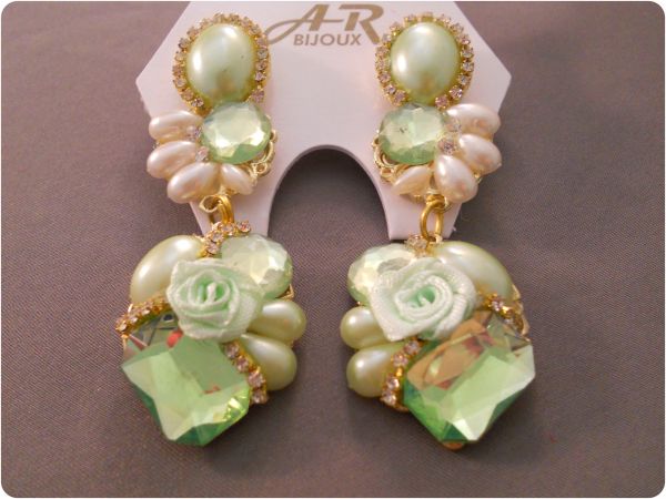 Brinco com pedras verde