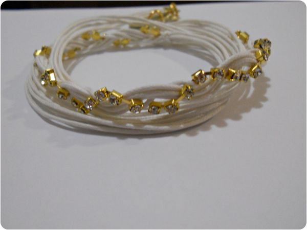 Pulseira de amarrar com strass branca