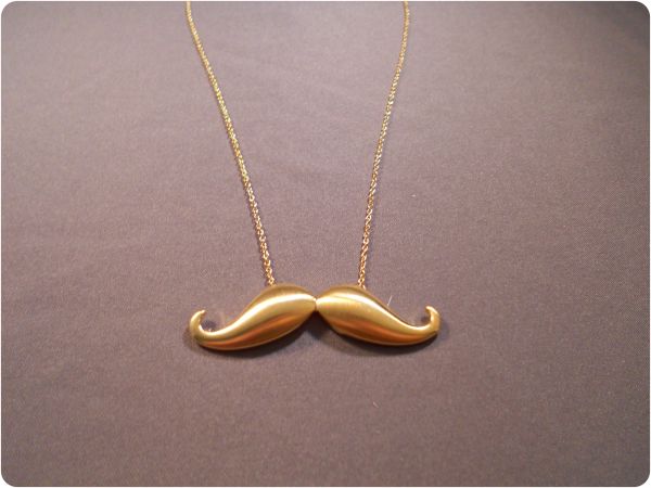 Colar bigode