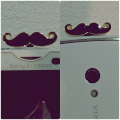 Plug para celular de bigode